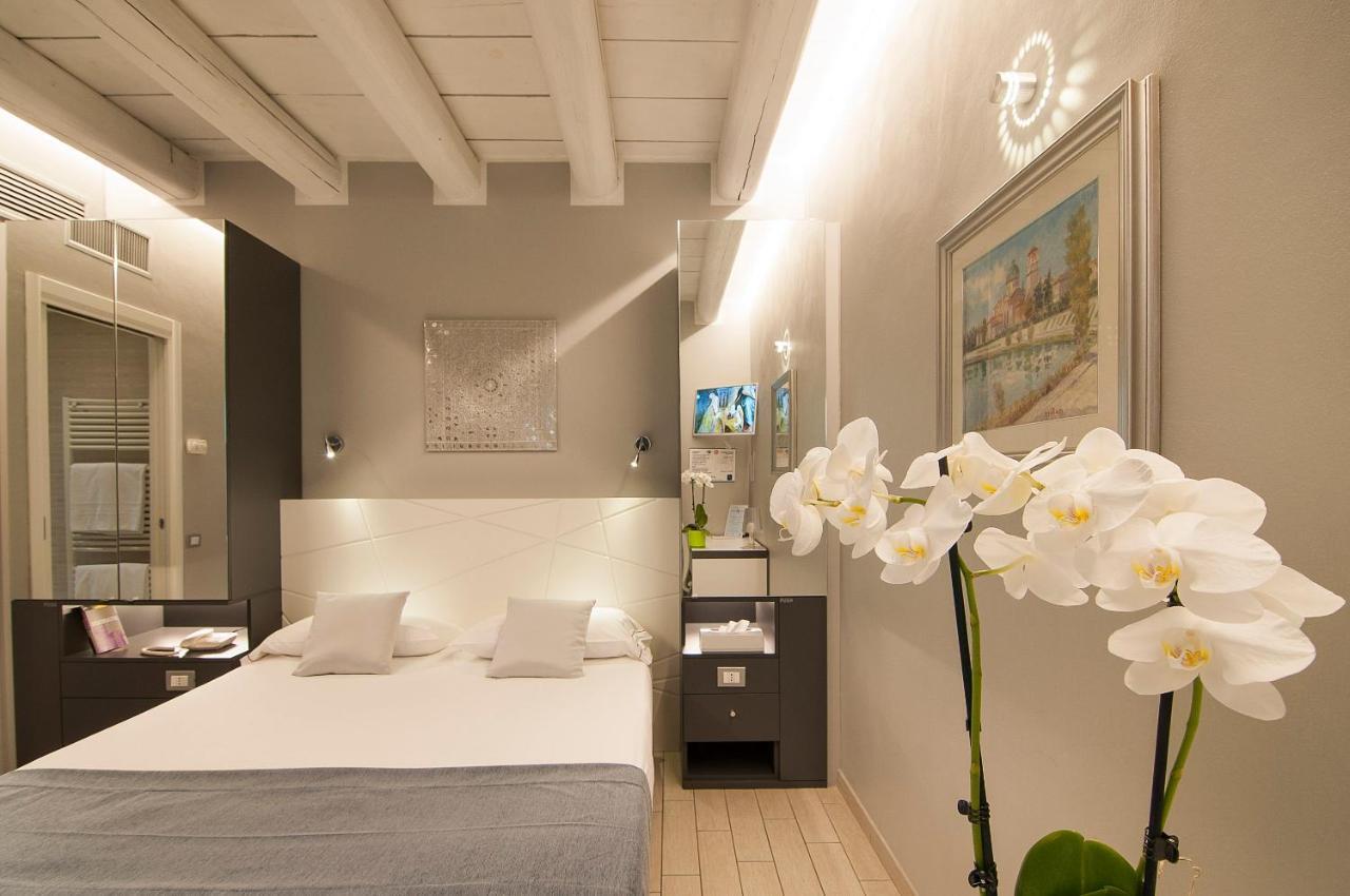 Habitación con cama grande y baño adaptado para personas de movilidad reducida - Anexo